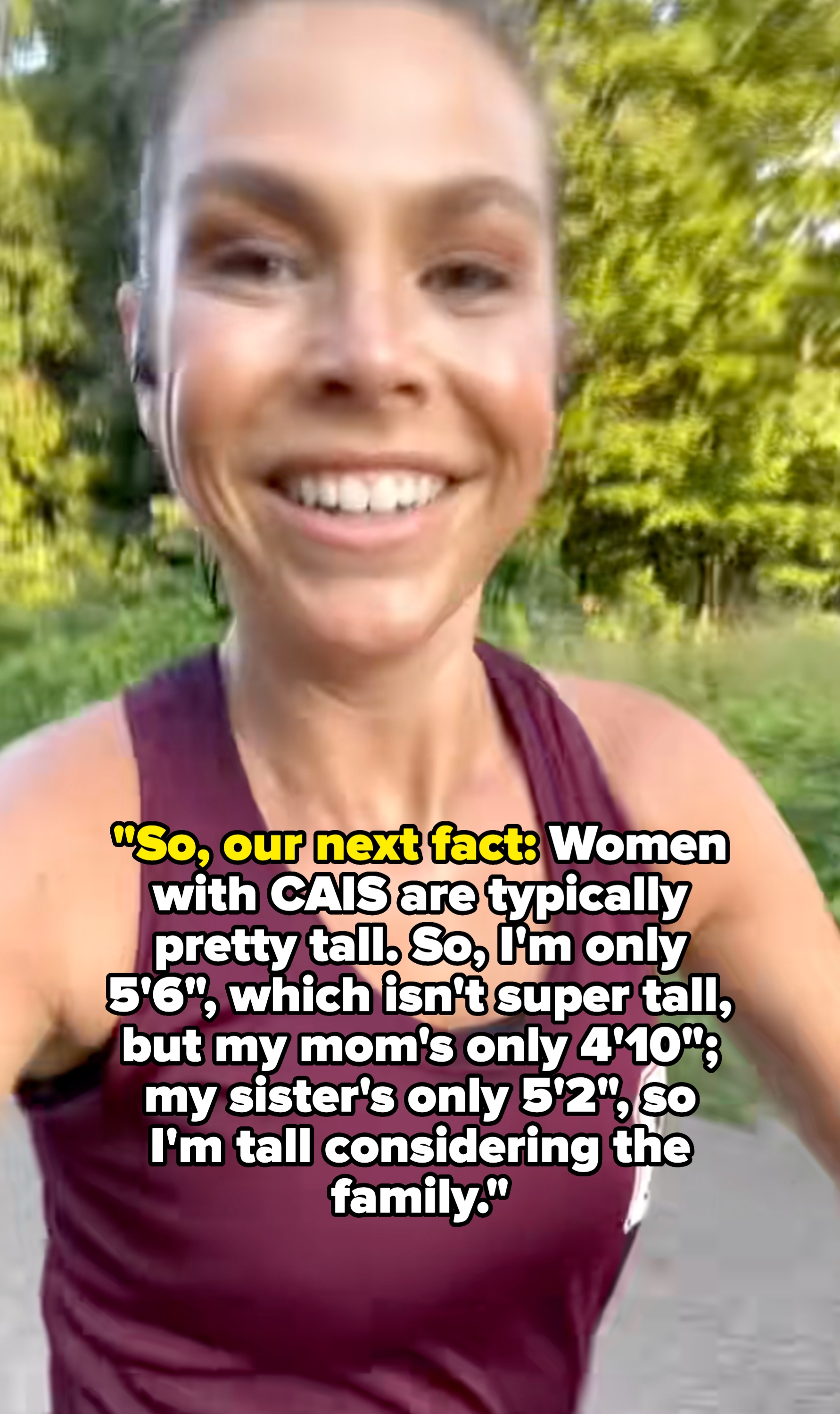 Person som løper og smiler utendørs mens du har på seg en ermeløs atletisk topp, noe som antyder en aktiv livsstil