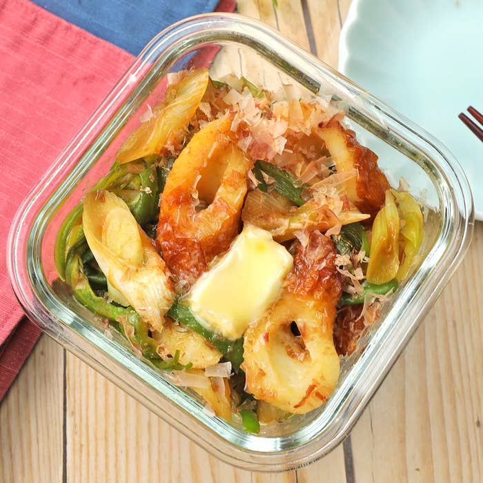 ちくわと野菜が入ったガラス容器の料理。バターがトッピングされている。