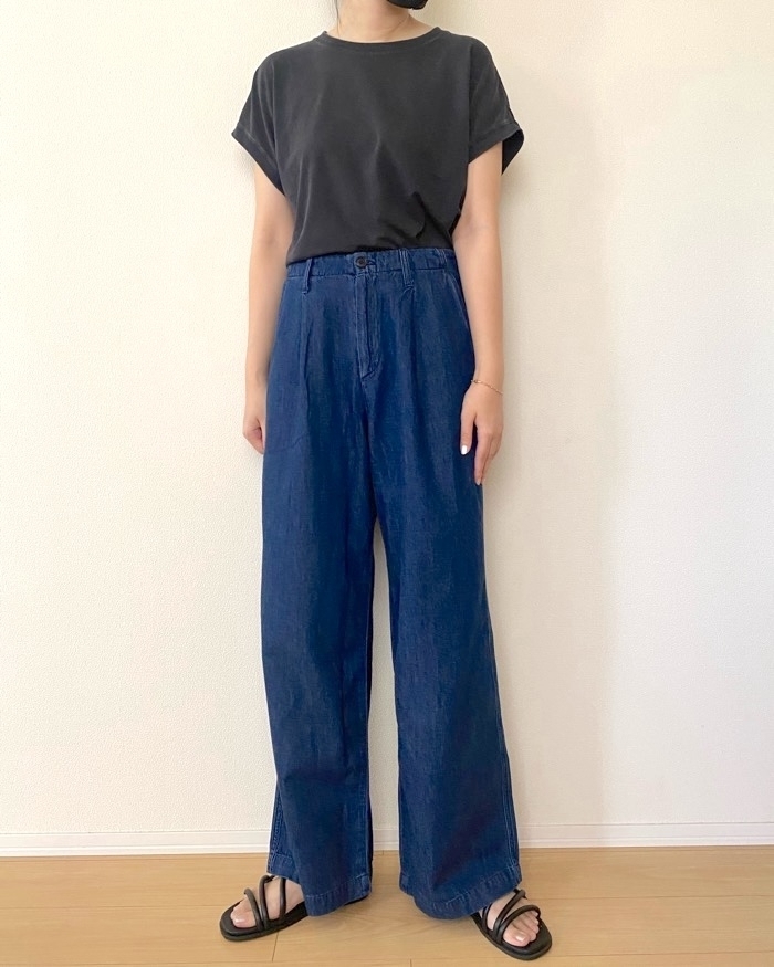 無印良品の「婦人 ライトオンスデニム タックワイドパンツ」
