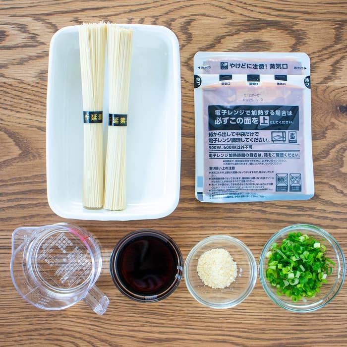 麺、調味料とネギが並べられたテーブルの上に置かれています。