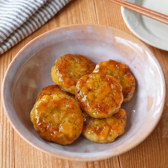 皿に盛られた長芋料理。丸い形で照りがあり、おいしそうに見える。