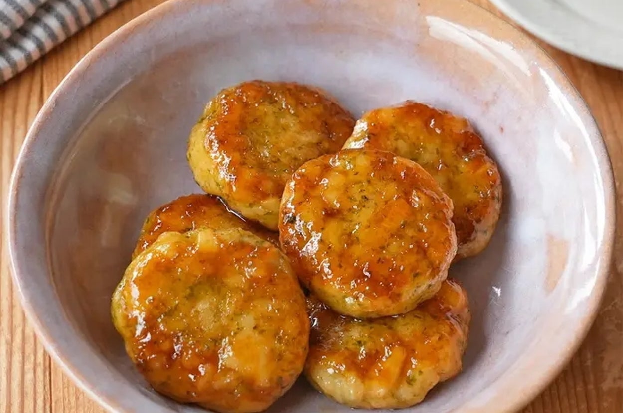 お皿に盛られた長芋料理。食欲をそそる艶やかさがあります。