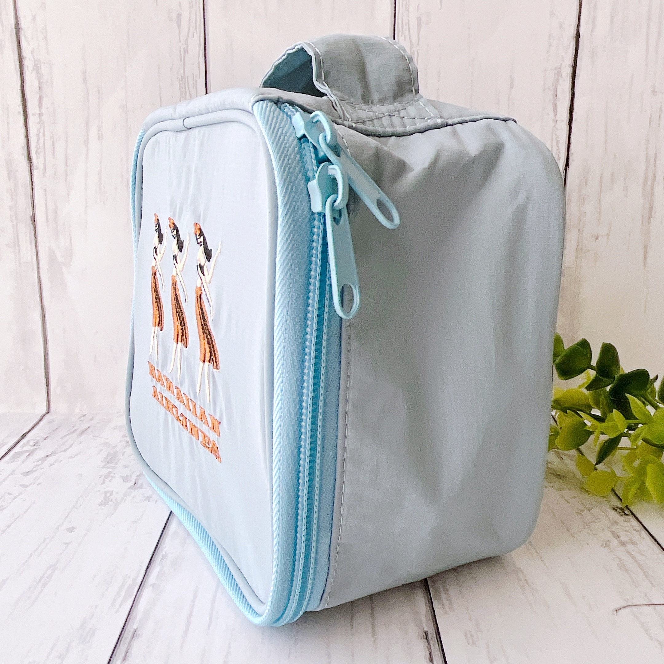 プルメリアフラガールポーチ3点 プラザで発見】フラガールがかわいい「大容量ポーチ」が夏っぽく