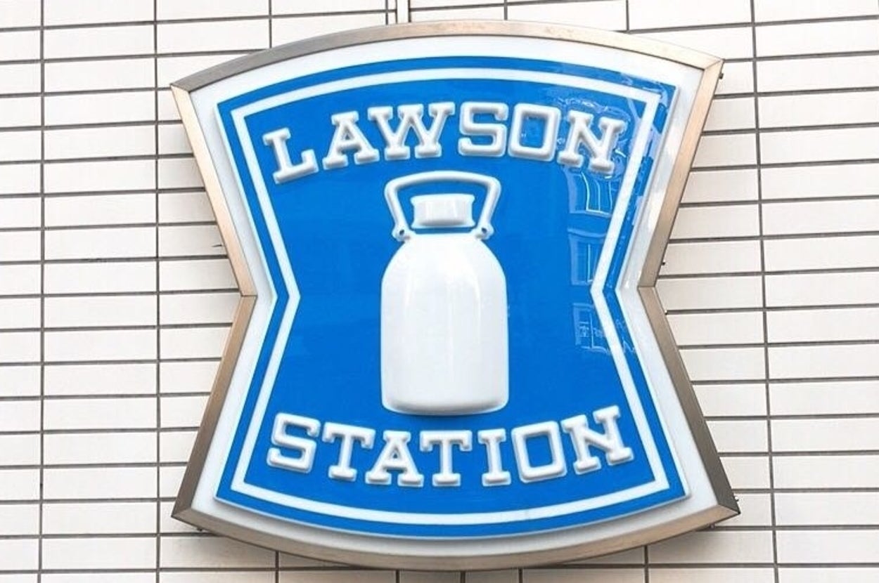 ローソンの青い看板に白い牛乳瓶のイラストと「LAWSON STATION」の文字。