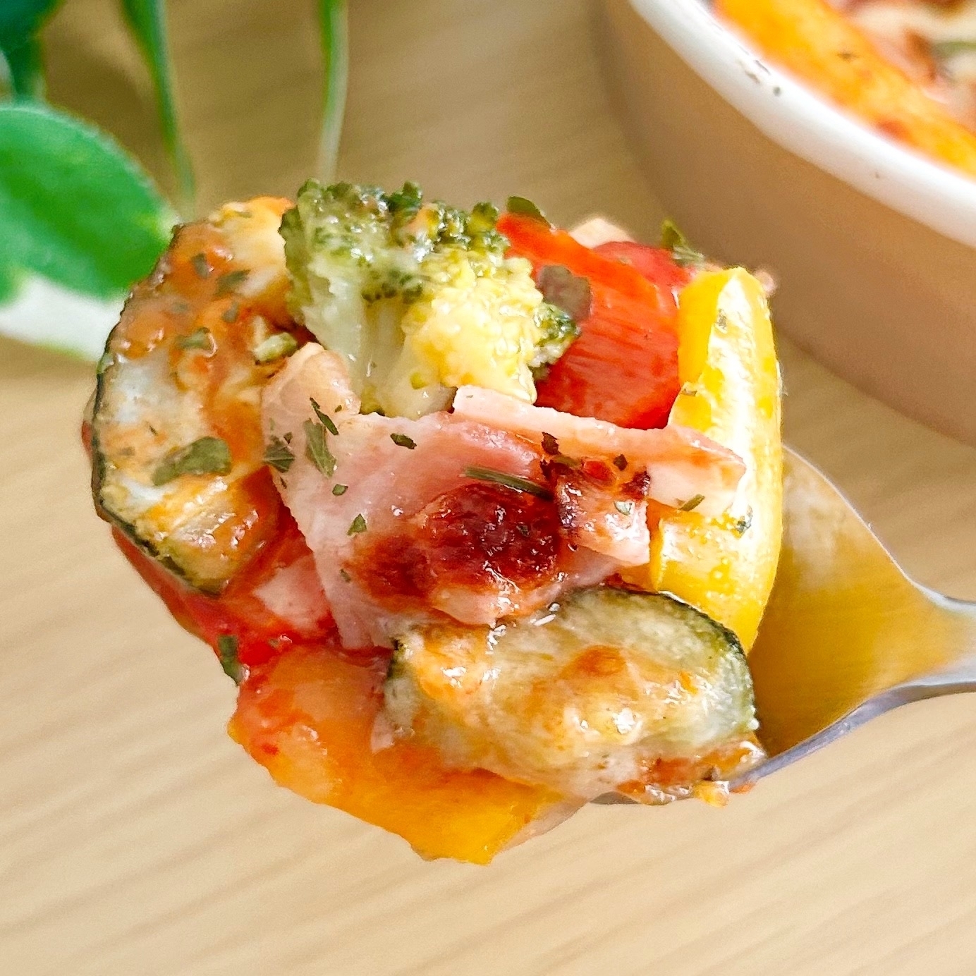 ファミリーマートの「彩り野菜とベーコンのピリ辛トマトグラタン」