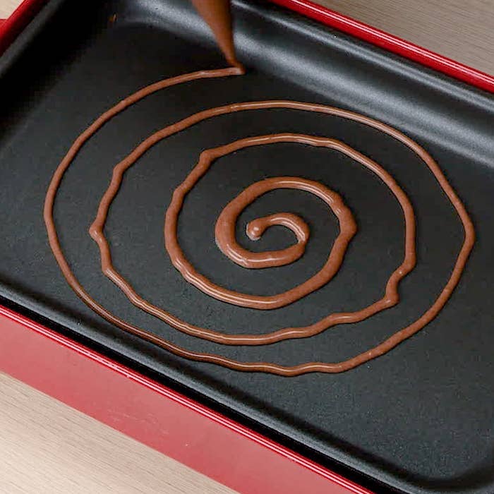 ココアパウダーとメープルシロップを混ぜて、焼きそばの麺風に。