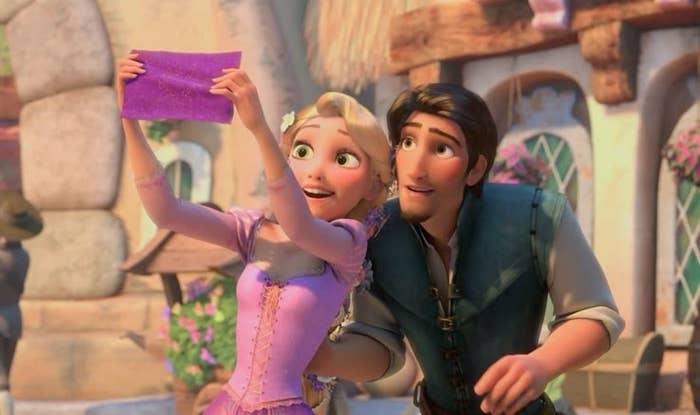 Personajes animados posan para un autorretrato con entusiasmo en un entorno de cuento
