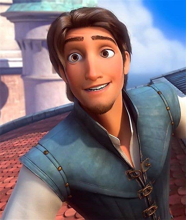 Personaje animado sonriente en un tejado, luciendo chaleco con botones decorativos y camisa de manga larga. Fondo de torres de castillo