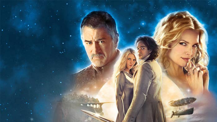 Póster de película con actores en primer plano, uno con bigote y chaqueta de cuero, pareja entrelazada, mujer sonriente. Fondo de cielo estrellado