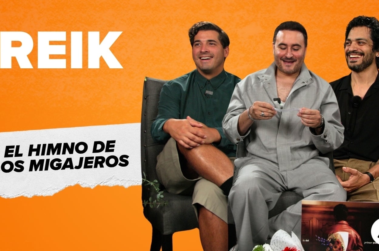 Tres personas sentadas en un sofá sonriendo. Texto: "REIK, El himno de los migajeros"