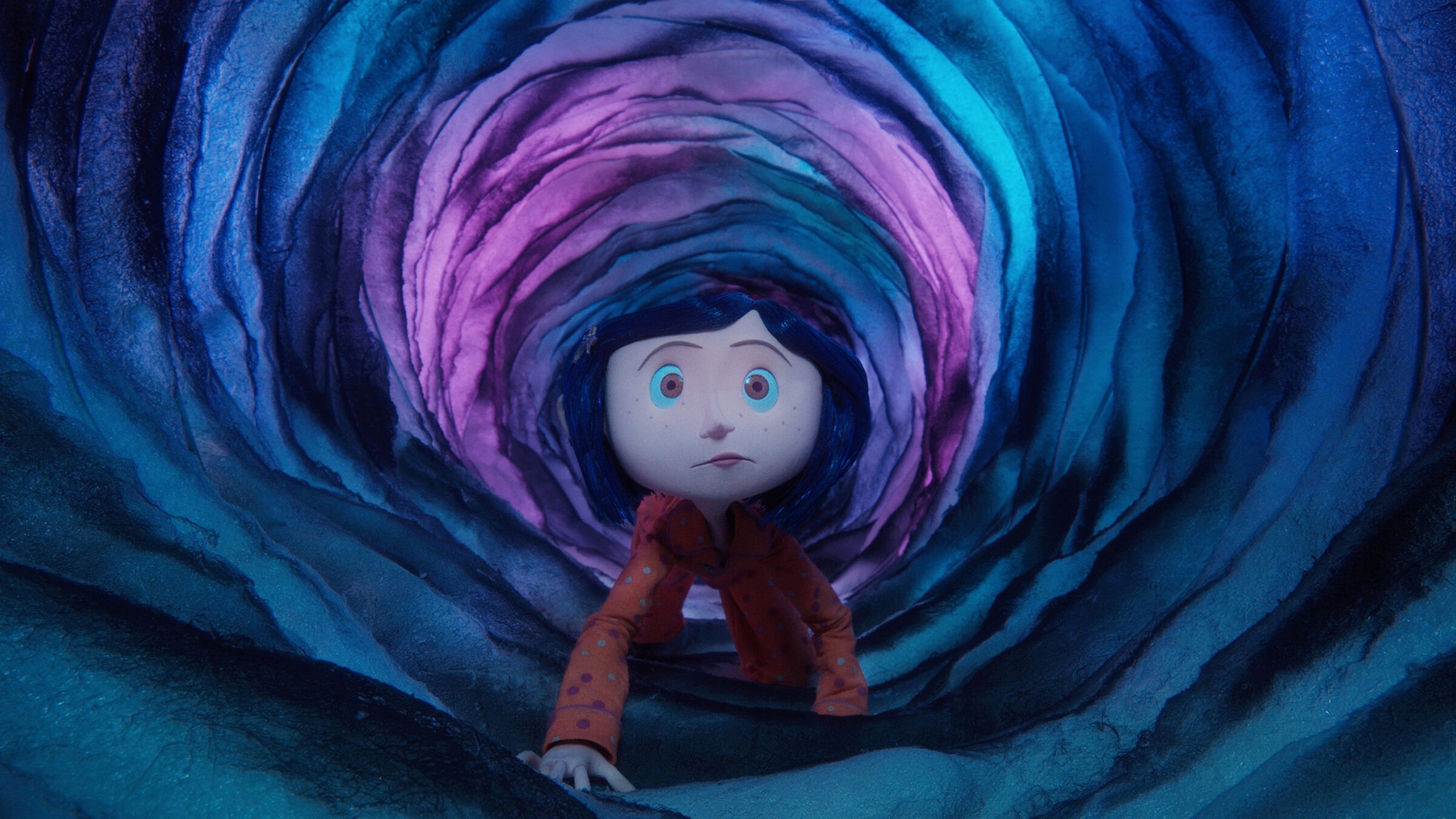 Personaje animado con expresión curiosa, arrastrándose por un túnel de textura ondulada