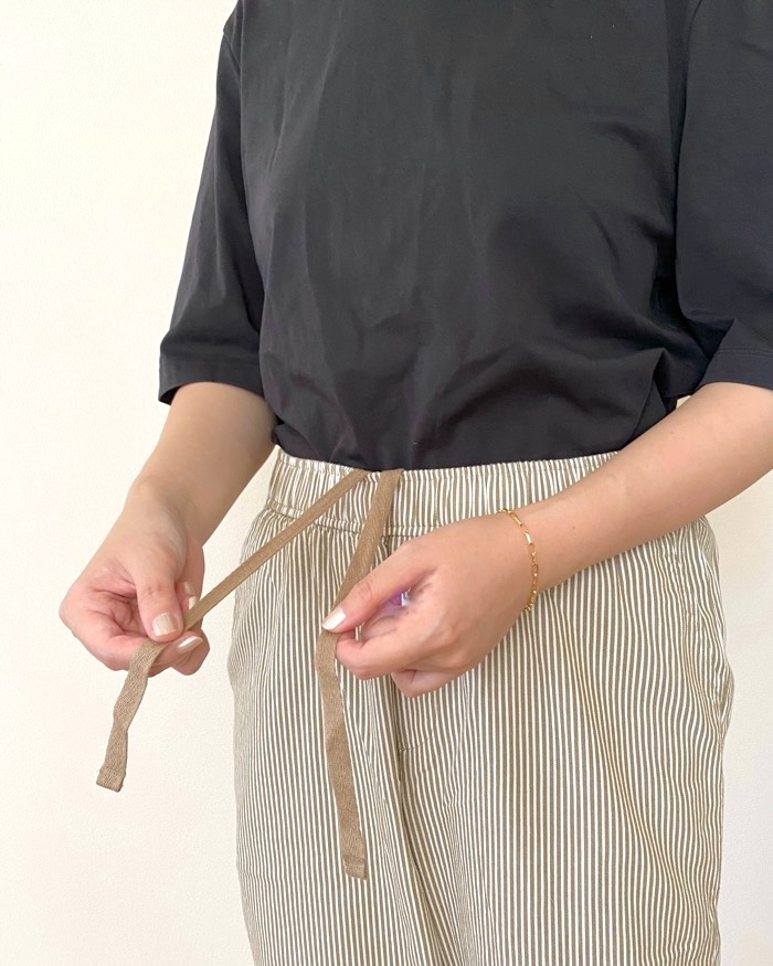 ユニクロの「コットンリラックスアンクルパンツ」