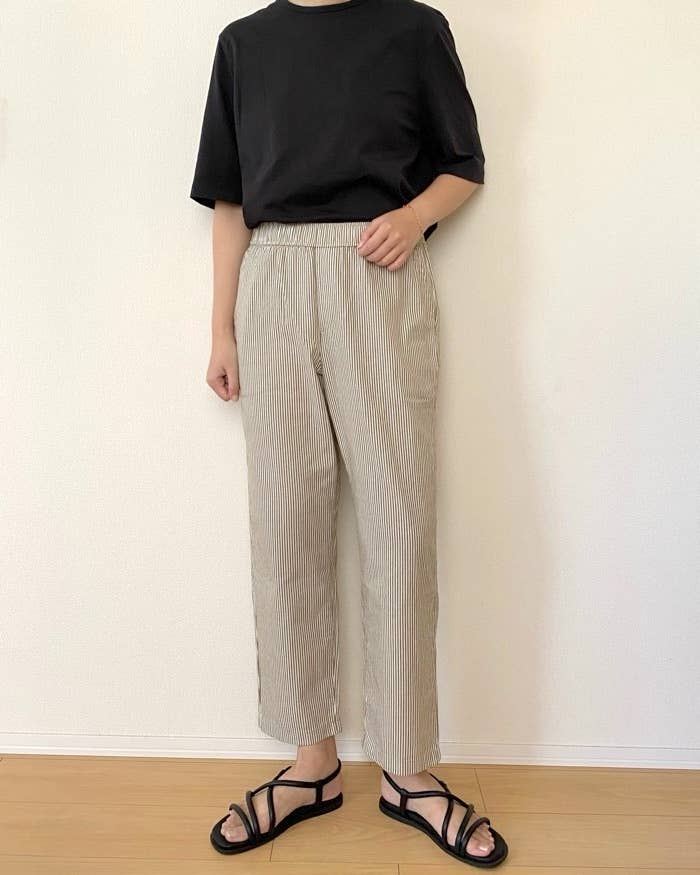 ユニクロの「コットンリラックスアンクルパンツ」