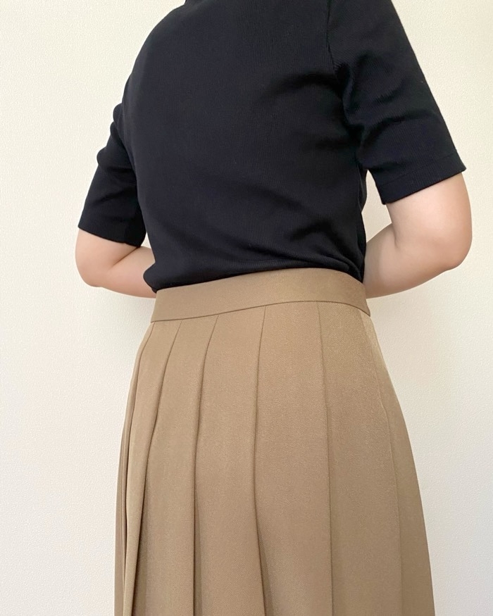 GUの「ラッププリーツミディスカート+E」