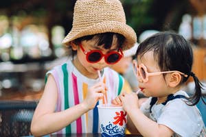 夏にかき氷を食べる子どものイメージ写真(D3sign / Getty Images)