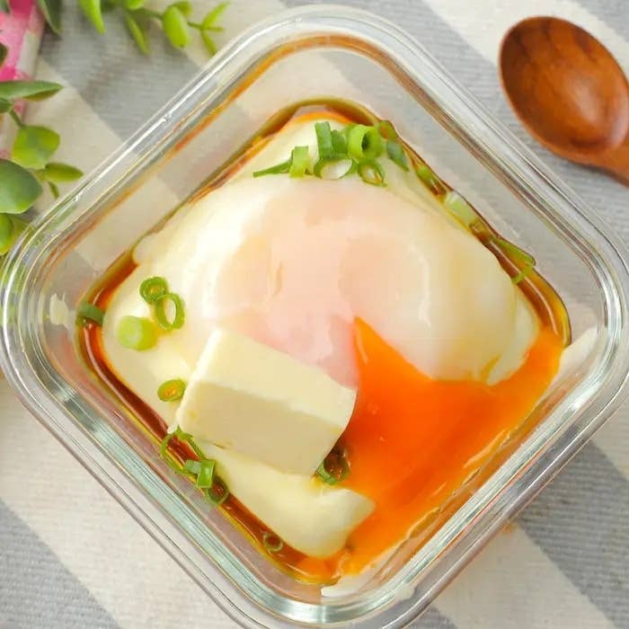 豆腐にスライスチーズをのせてレンジで温めるだけの「温玉のせチーズ温やっこ」