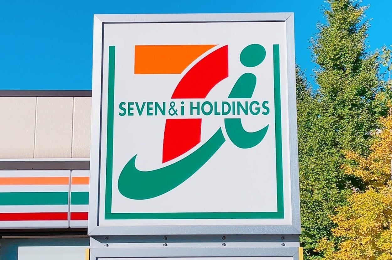 「SEVEN & i HOLDINGS」のロゴが店舗の外壁に表示されている様子。