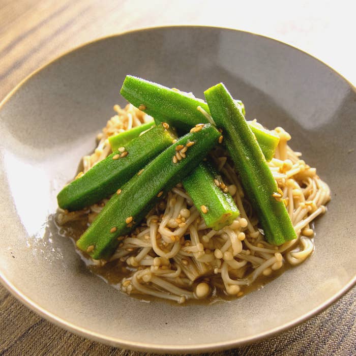 オクラとえのきの料理。ごまがトッピングされた和風の盛り付け。