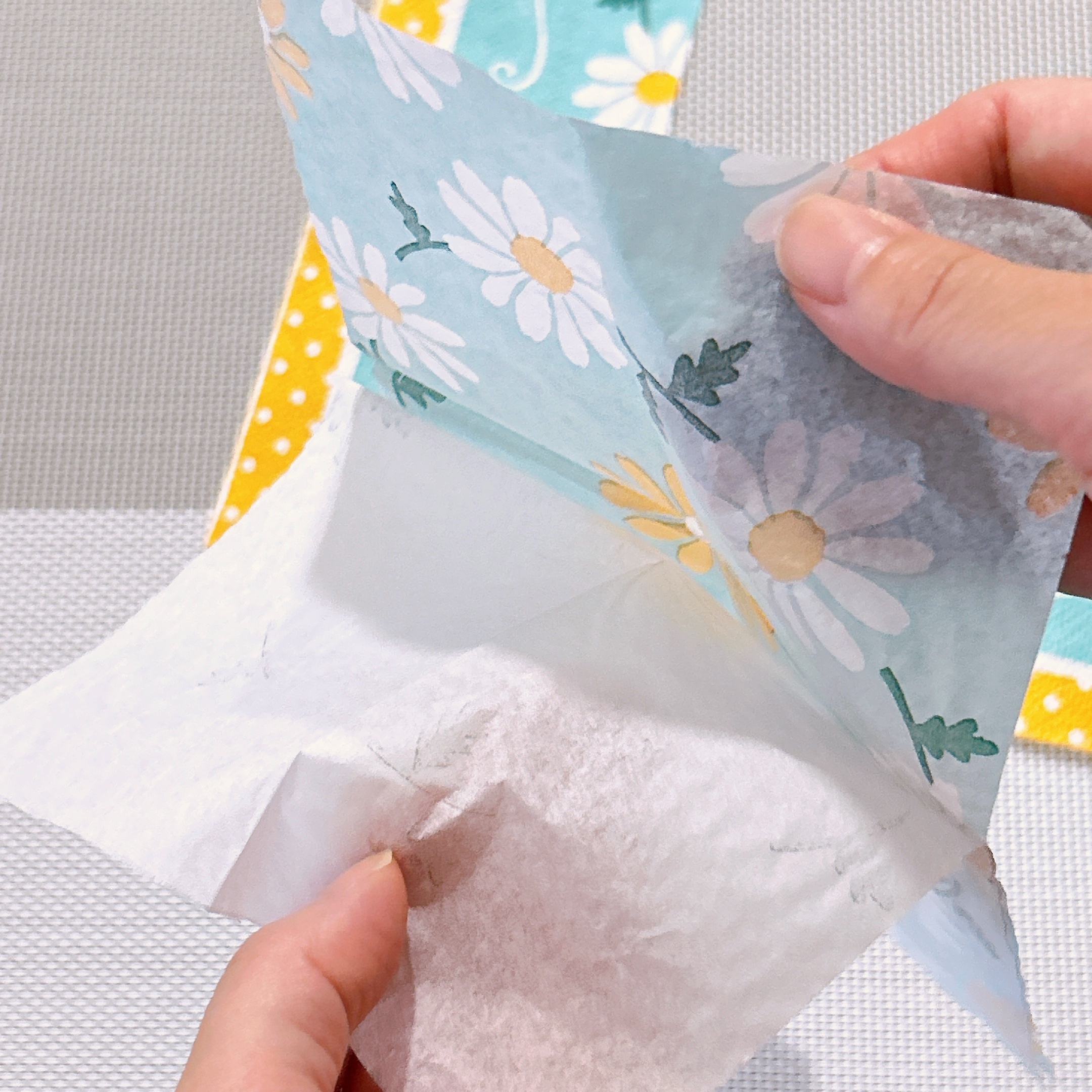 DAISO(ダイソー)の「デコパージュ専用液(ベースホワイト)」「デコパージュ仕上げ液(トップコート)」