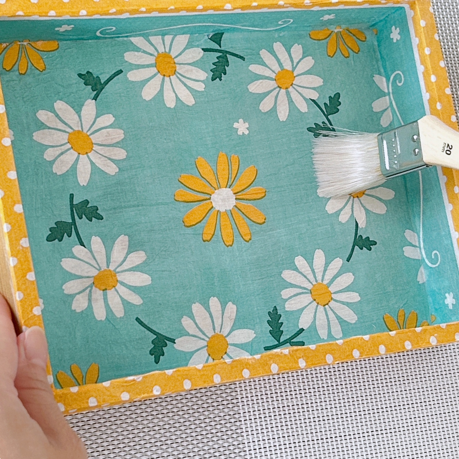 DAISO(ダイソー)の「デコパージュ専用液(ベースホワイト)」「デコパージュ仕上げ液(トップコート)」