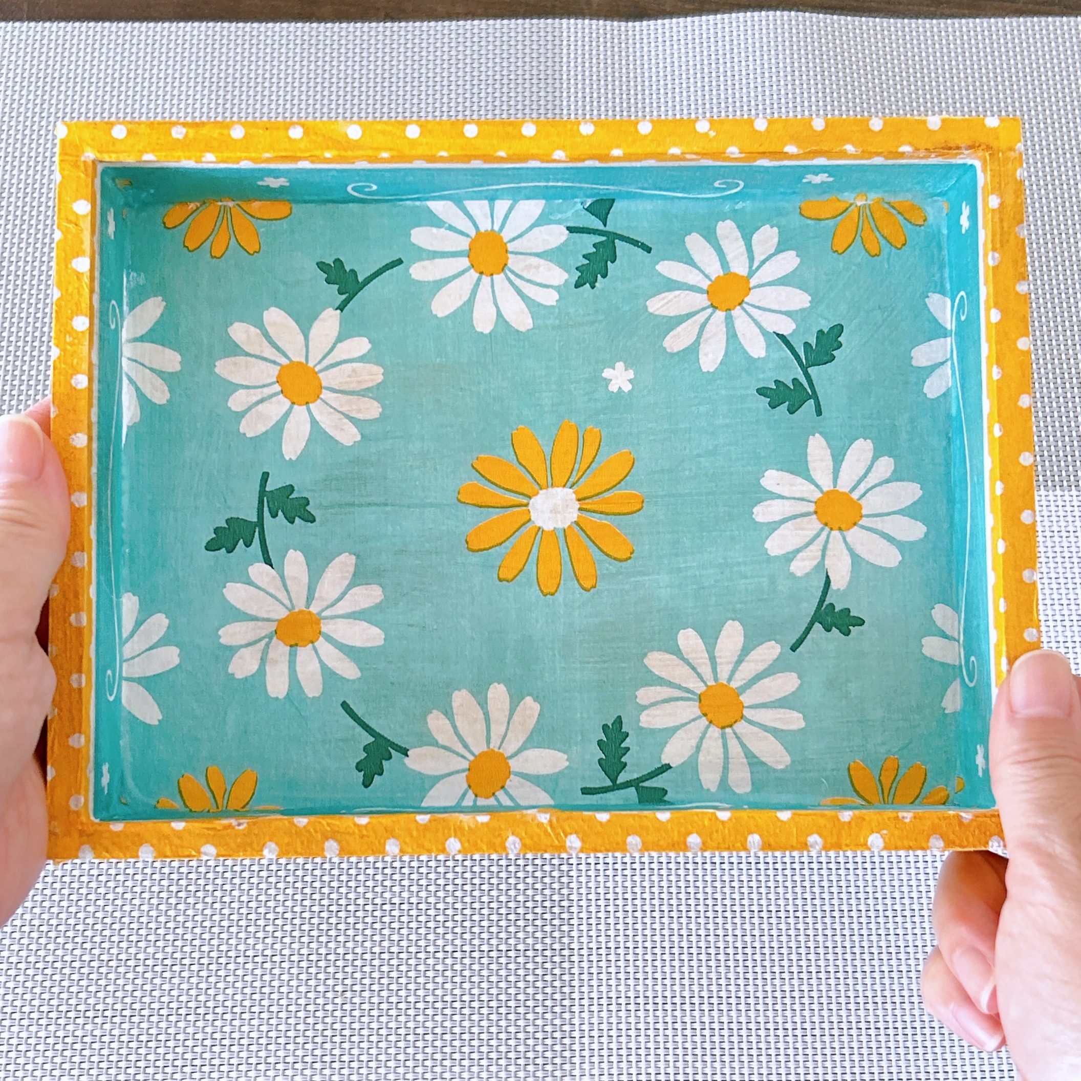 DAISO(ダイソー)の「デコパージュ専用液(ベースホワイト)」「デコパージュ仕上げ液(トップコート)」