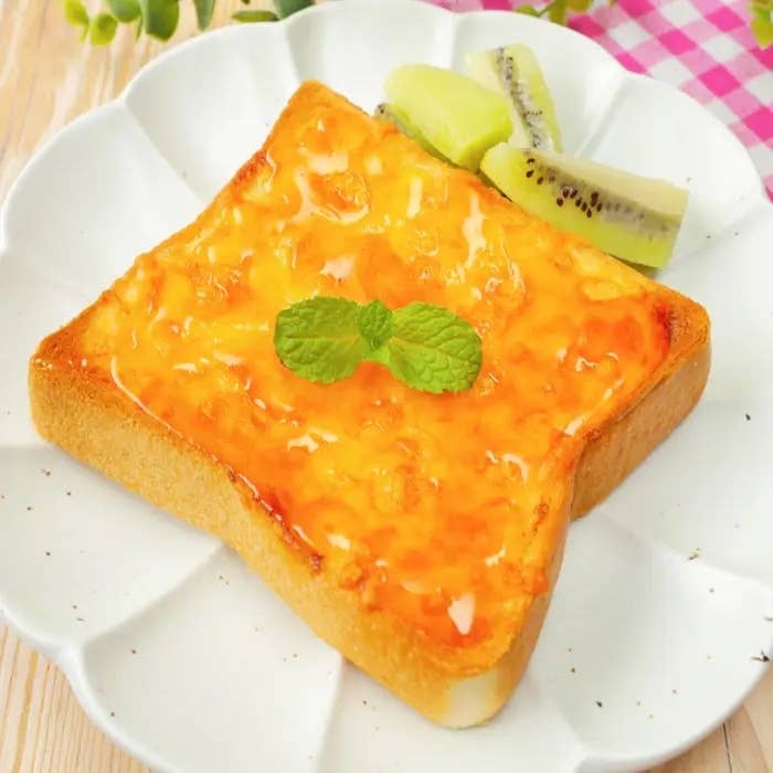 とろとろのチーズをのせた食パンにパリパリのカラメルをトッピング「カラメルチーズトースト」