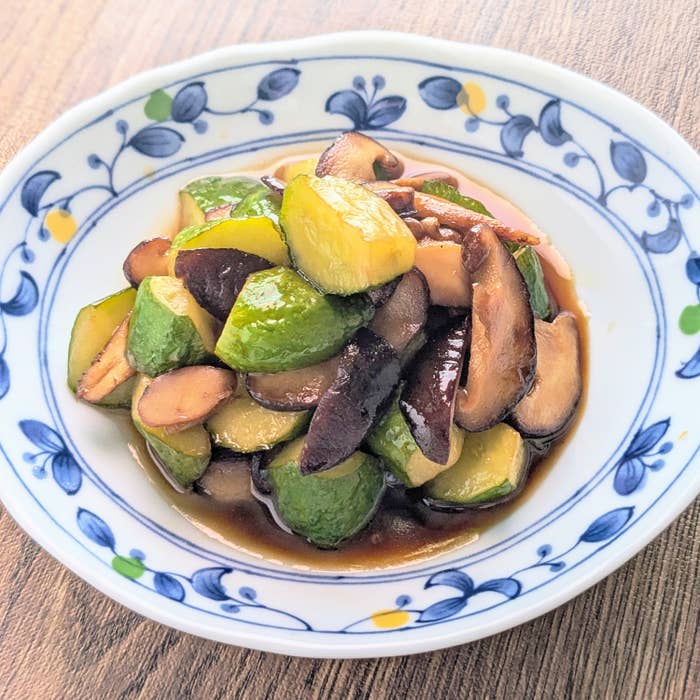 皿に盛られたきゅうりとしいたけの炒め物。ソースがかかっている。