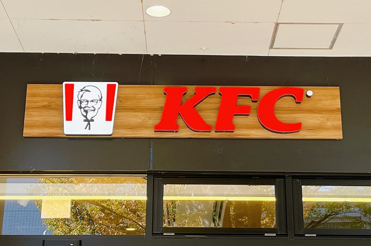 ケンタッキー・フライド・チキンの店舗看板、赤い「KFC」ロゴとカーネル・サンダースの顔が描かれています。