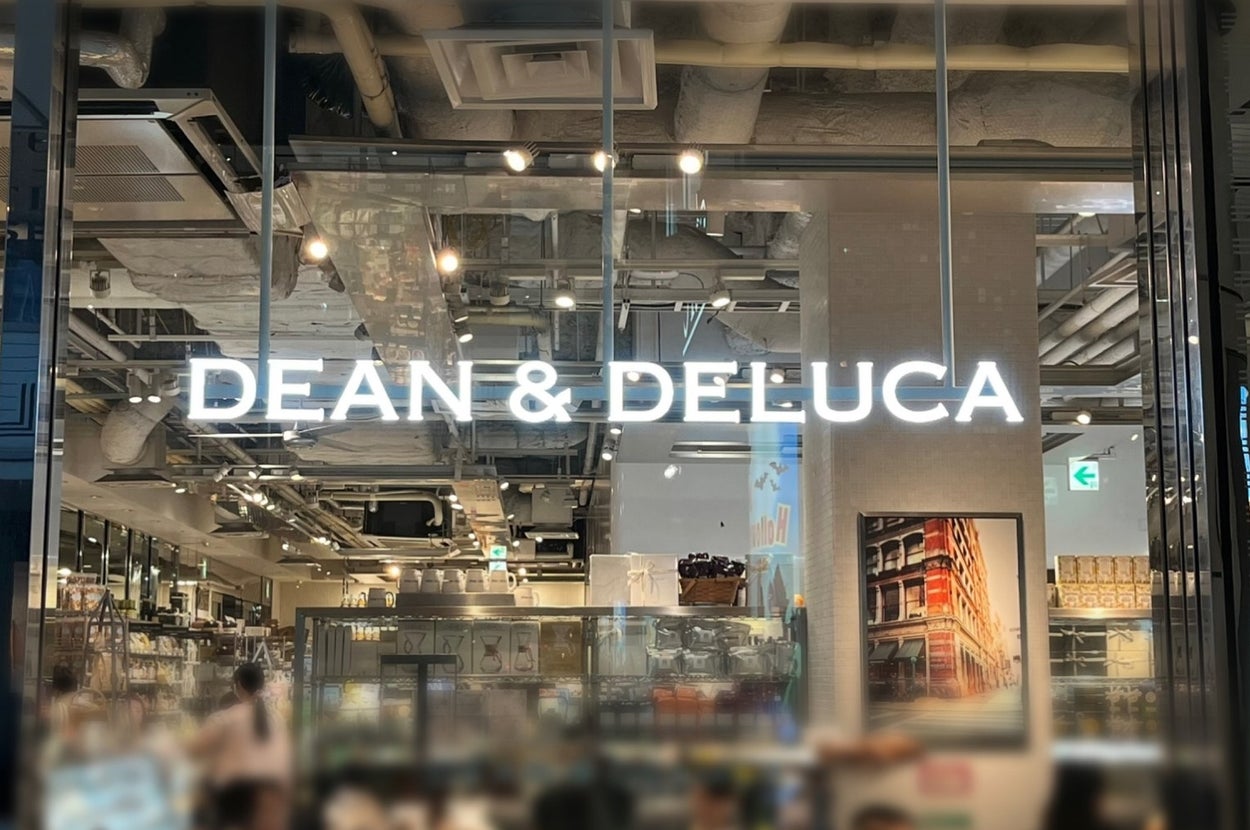 食品や商品の並ぶDEAN & DELUCAの店内がガラス越しに見える。