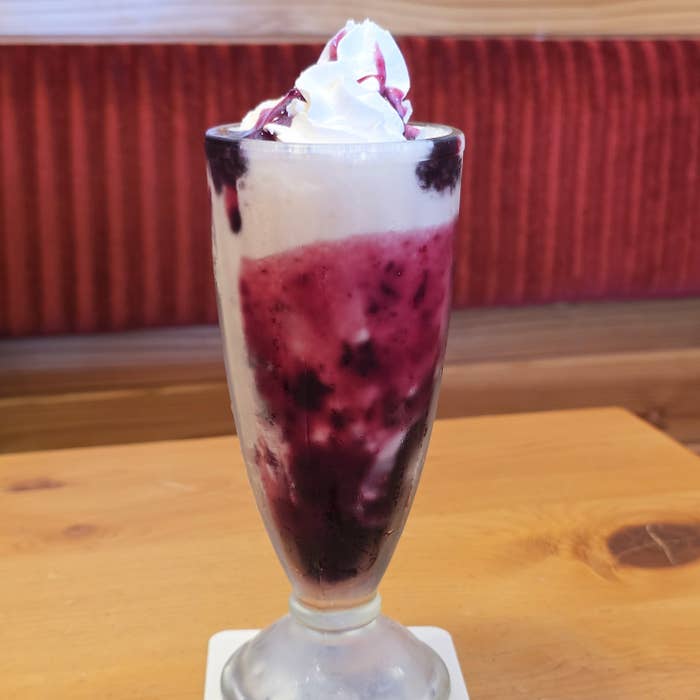 コメダ珈琲店「フラッペ ブルーベリーヨーグルト」
