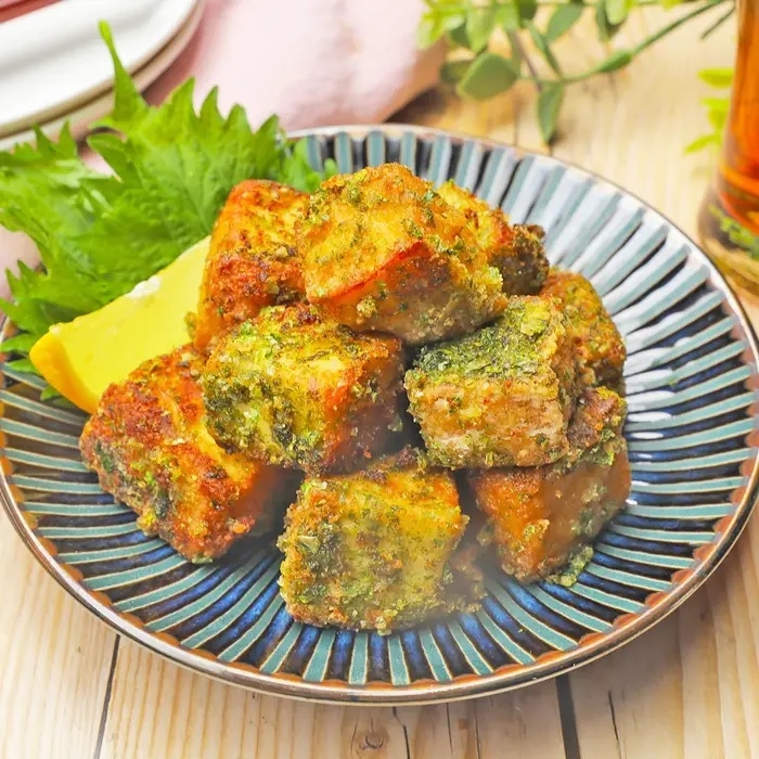 しょうゆの香ばしさとにんにくの風味と青のりの香りが食欲をそそる「厚揚げの青のりじょうゆ唐揚げ」