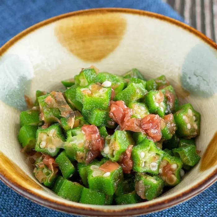 オクラと梅肉が和えられた料理が器に盛られている。