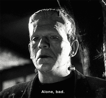 Personaje de Frankenstein con expresión seria y el texto &quot;Alone, bad&quot; (solo, malo) debajo. Escena en blanco y negro