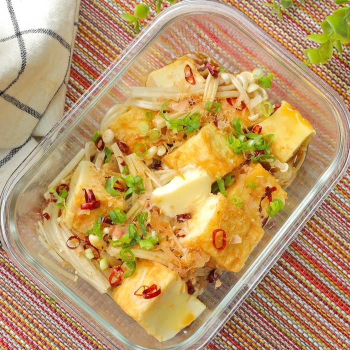 厚揚げとえのきの料理が見えます