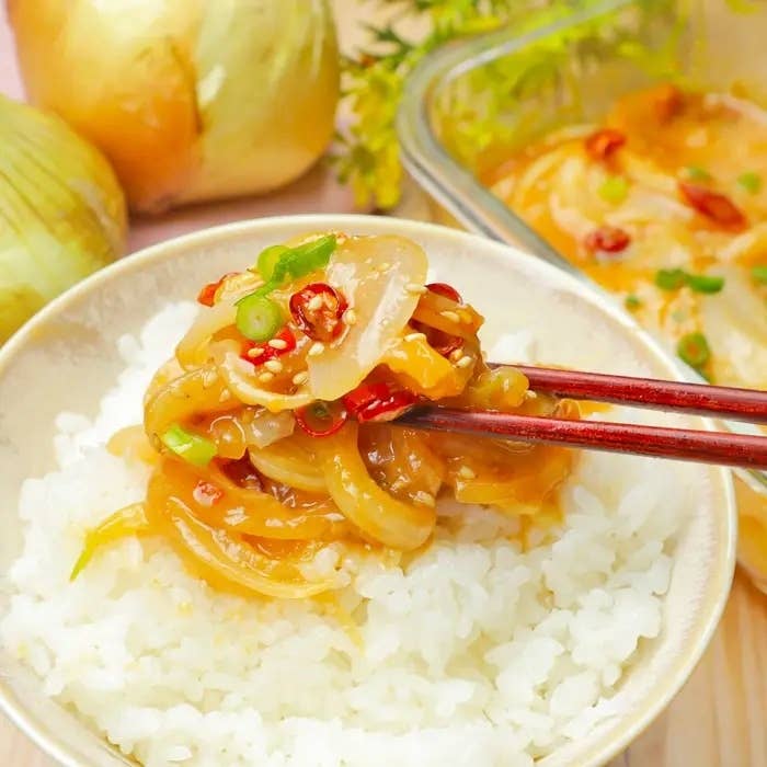 みそとポン酢しょうゆのたれに漬けるだけ「玉ねぎのピリ辛みそ漬け」