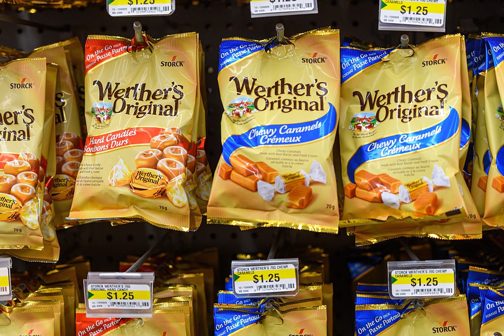 Vesker med Werther's originale godteri vises på en butikkhylle med en prislapp på $ 1,25 hver