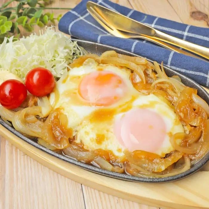一手間加えるだけでお肉にも負けないメイン料理に早変わり「目玉焼きのしょうが焼き」