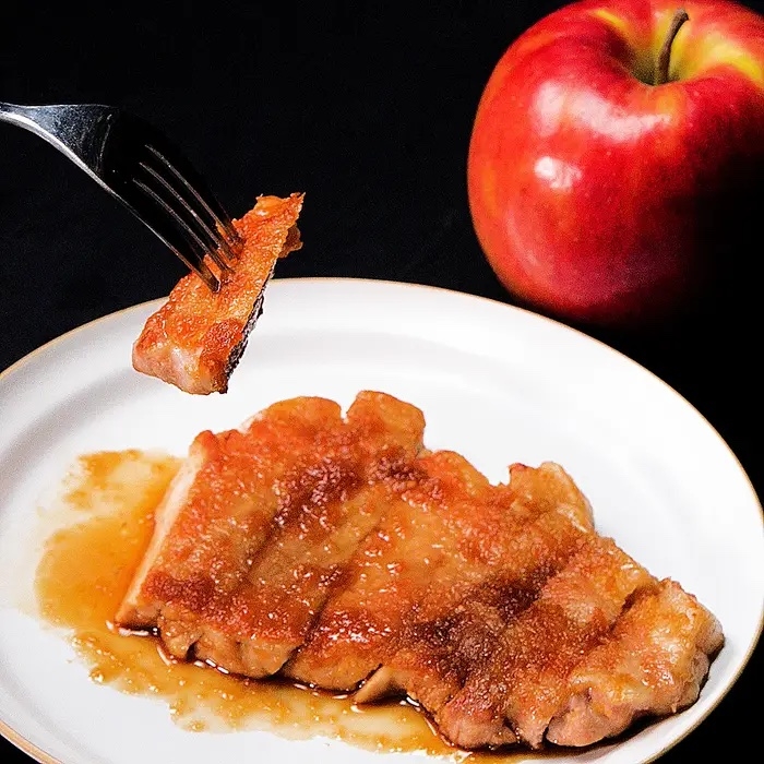 すりおろしりんごを入れることでフルーティーな甘みとほどよい酸味が加わった「しょうが焼き」