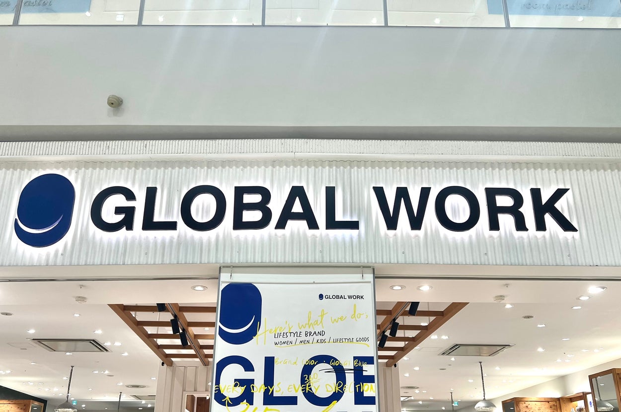 ショップの看板に「GLOBAL WORK」と大きく表示されています。