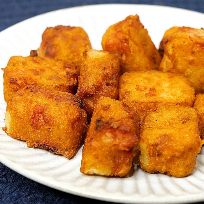 皿に盛られた揚げたキューブ状の食べ物。
