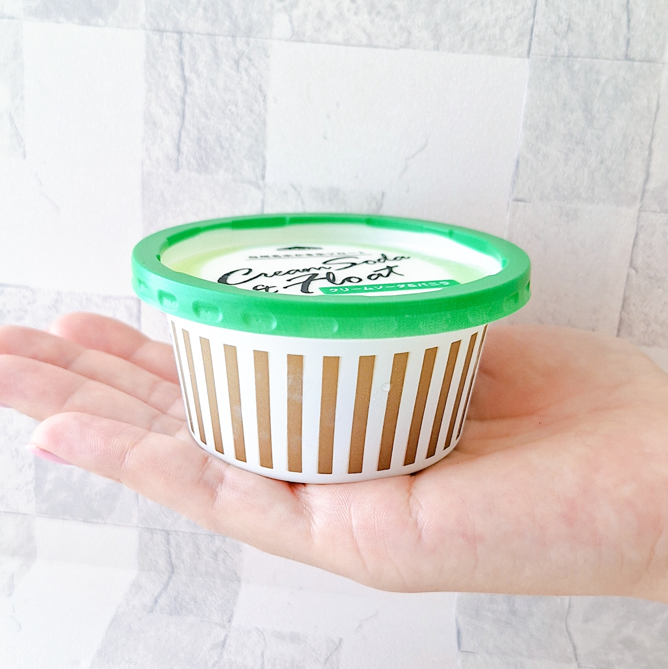 シャトレーゼ「白州名水かき氷フロート クリームソーダ&バニラ 4個入」