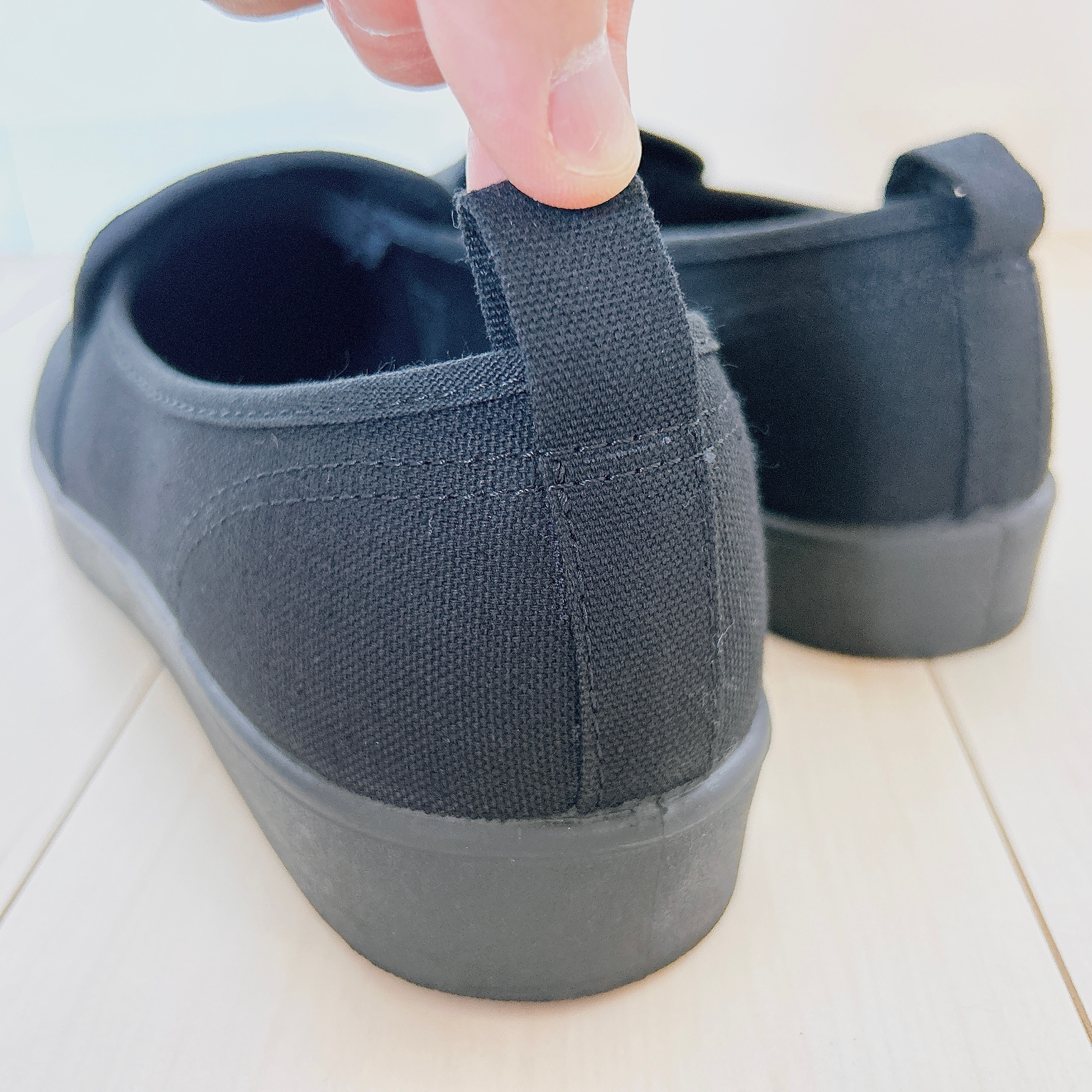 無印良品の「紳士 柔らかい中敷を使用した 撥水スリッポンスニーカー」