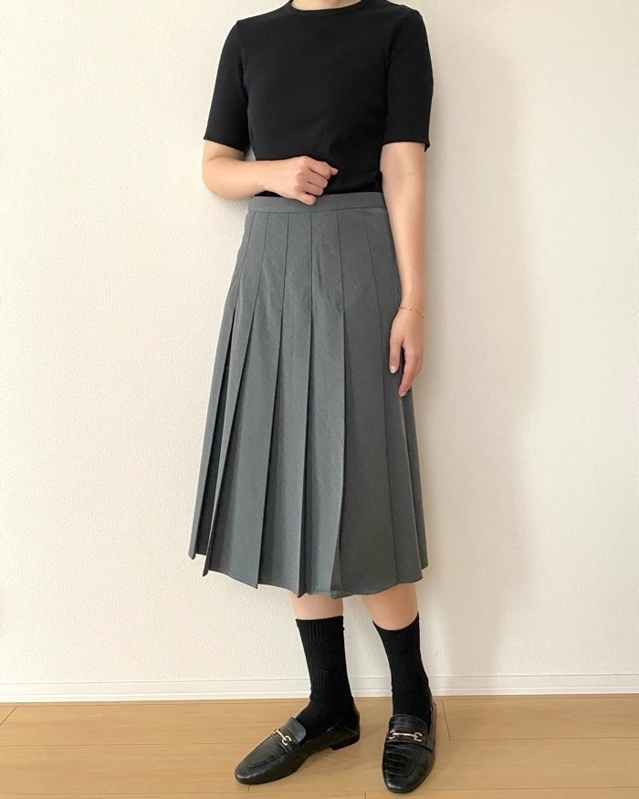ユニクロの「ワイドプリーツミディスカート」