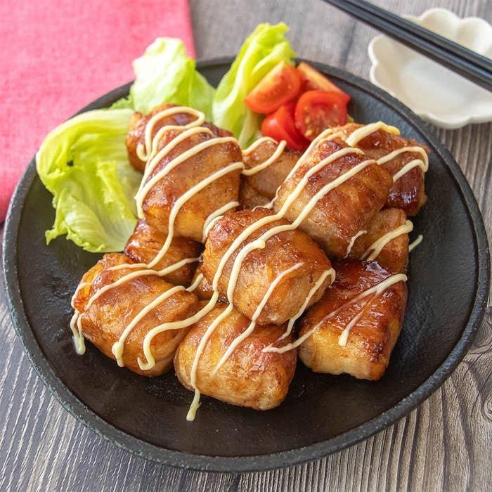 皿に盛られた厚揚げの肉巻きにマヨネーズがかかっており、レタスとミニトマトが添えられている。