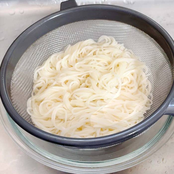 水切り中のざるに入った茹でたそうめん。