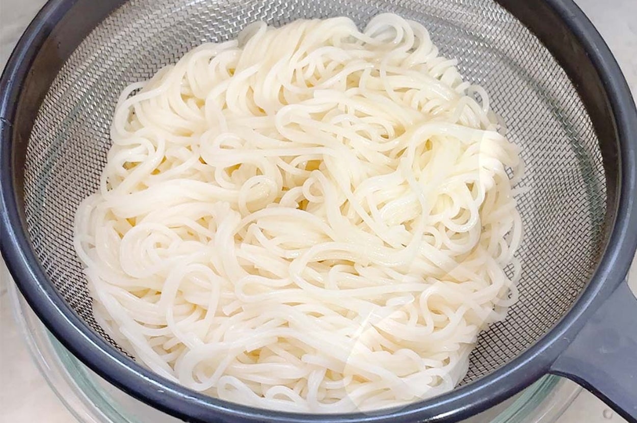 水切り中のそうめんがザルに入っています。