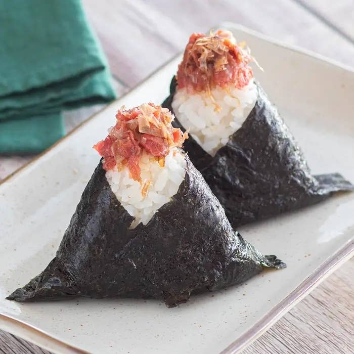 地域限定のおにぎりを再現「梅おかかおにぎり」