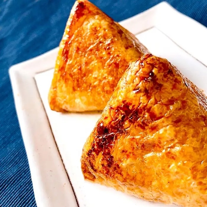 カリッと香ばしい風味がたまらない「油揚げで焼きおにぎり風」