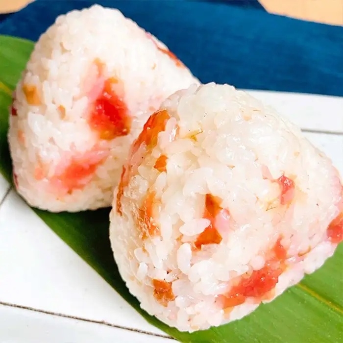 梅干しと鶏がらスープの素を入れてご飯を炊くだけ「梅おにぎり」