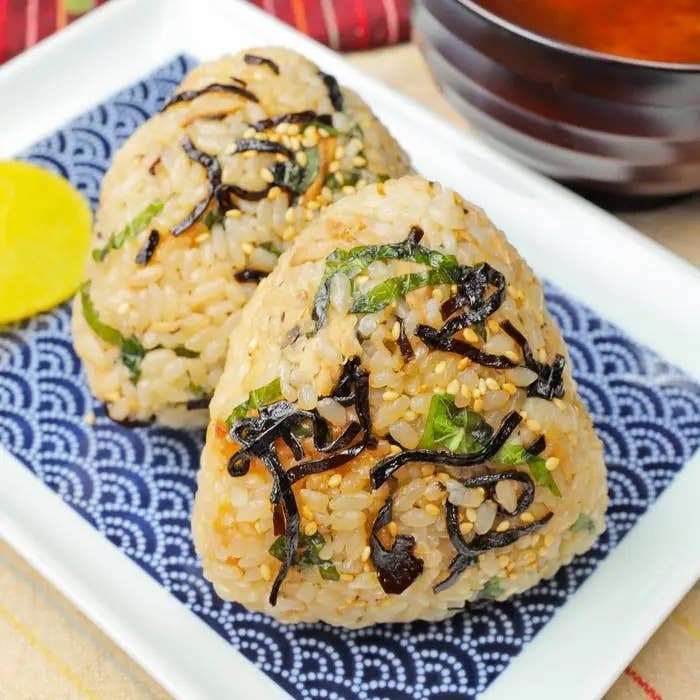 ツナの旨味と塩昆布の風味が最高な「ツナと塩昆布のポン酢しょうゆおにぎり」
